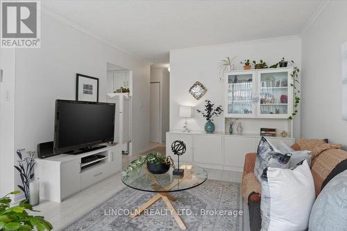 638 - 50 Richmond Street E, Oshawa, ON - Indoor Photo Showing Living Room