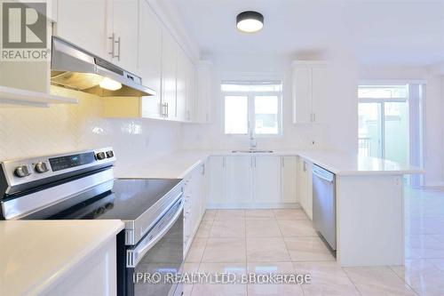 401 Switchgrass Street, Oakville, ON - Indoor Photo Showing Kitchen With Upgraded Kitchen