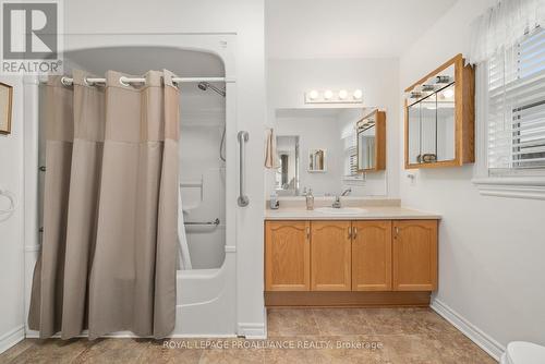 11 - 15 Aldersgate Drive, Belleville, ON - Indoor Photo Showing Bathroom