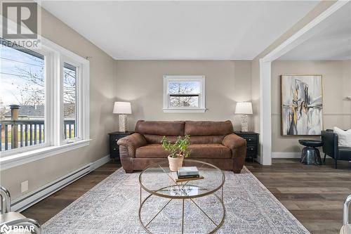 33 Lewis Street, Belleville, ON - Indoor Photo Showing Living Room