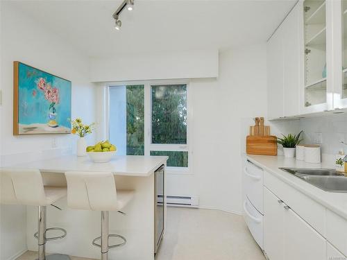 401-1170 Rockland Ave, Victoria, BC - Indoor Photo Showing Kitchen