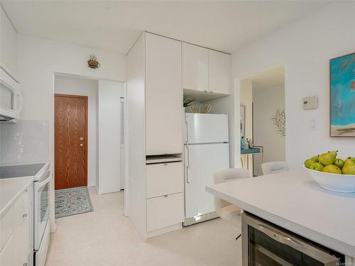 401-1170 Rockland Ave, Victoria, BC - Indoor Photo Showing Kitchen