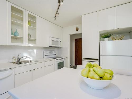 401-1170 Rockland Ave, Victoria, BC - Indoor Photo Showing Kitchen With Double Sink