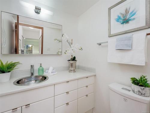 401-1170 Rockland Ave, Victoria, BC - Indoor Photo Showing Bathroom