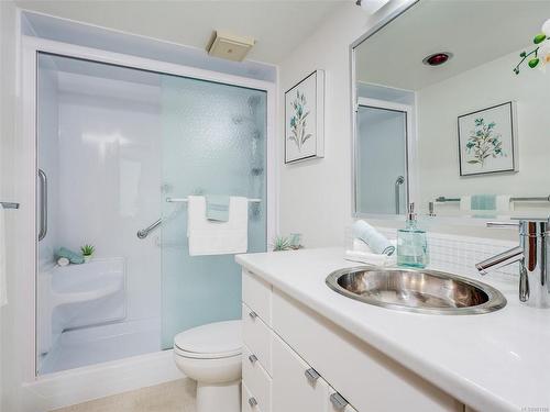 401-1170 Rockland Ave, Victoria, BC - Indoor Photo Showing Bathroom