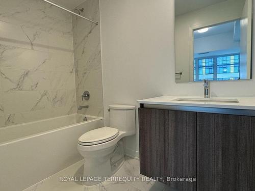 823-395 Dundas St W, Oakville, ON - Indoor Photo Showing Bathroom