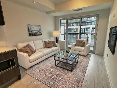 823-395 Dundas St W, Oakville, ON - Indoor Photo Showing Living Room