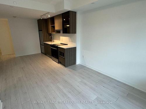 823-395 Dundas St W, Oakville, ON - Indoor Photo Showing Kitchen