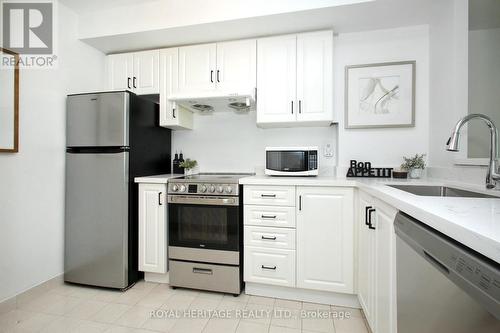 1505 - 18 Lee Centre Drive, Toronto, ON - Indoor Photo Showing Kitchen