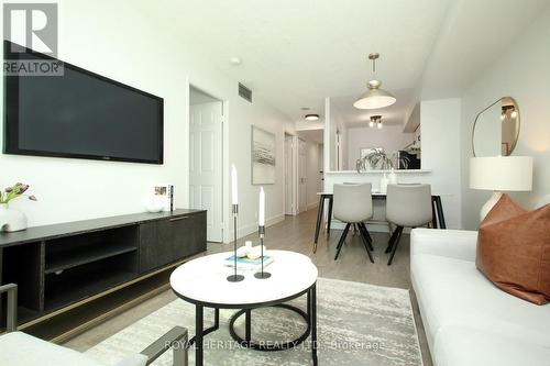 1505 - 18 Lee Centre Drive, Toronto, ON - Indoor Photo Showing Living Room