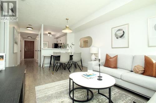 1505 - 18 Lee Centre Drive, Toronto, ON - Indoor Photo Showing Living Room