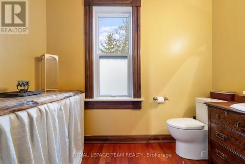 77 Queen Street W, North Dundas, ON - Indoor Photo Showing Bathroom