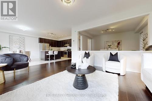 86 Robb Thompson Road, East Gwillimbury, ON - Indoor Photo Showing Living Room