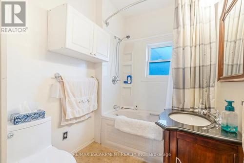 528 Hughson Street N, Hamilton, ON - Indoor Photo Showing Bathroom