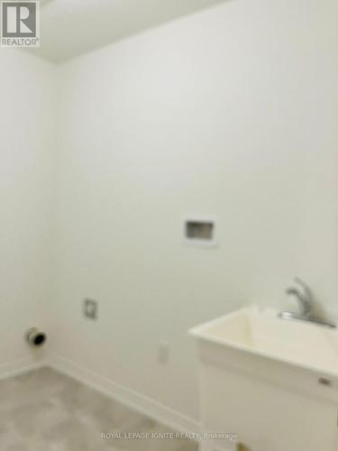 18 Tooker Drive, Brantford, ON - Indoor Photo Showing Bathroom