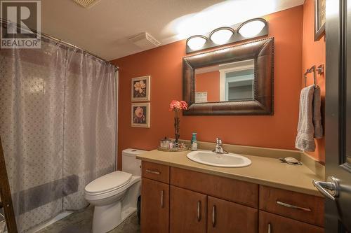 565 Mccurrach Place, Kamloops, BC - Indoor Photo Showing Bathroom