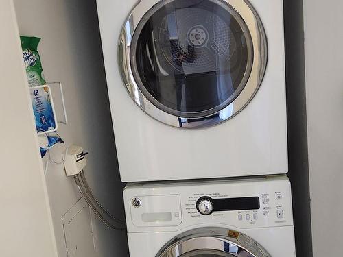 55 Regent Park Blvd N, Toronto, ON - Indoor Photo Showing Laundry Room