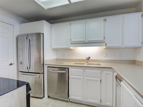 401-640 Montreal St, Victoria, BC - Indoor Photo Showing Kitchen With Double Sink