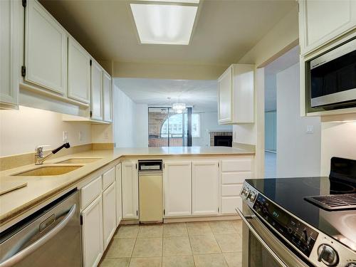 401-640 Montreal St, Victoria, BC - Indoor Photo Showing Kitchen