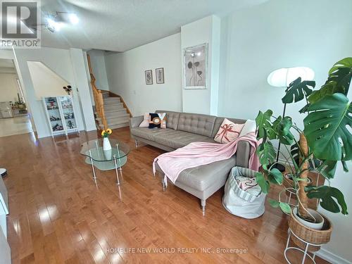 5271 Major Mackenzie Drive E, Markham, ON - Indoor Photo Showing Living Room