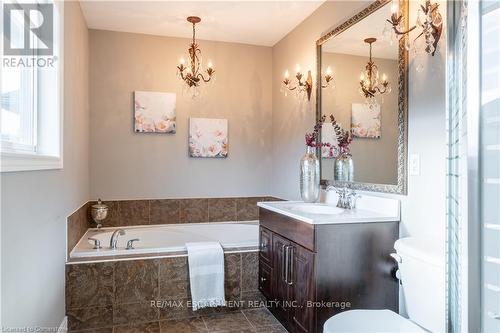 14 Evergreens Drive, Grimsby, ON - Indoor Photo Showing Bathroom