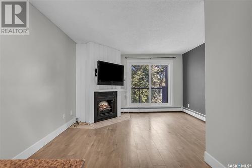 405 512 4Th Avenue N, Saskatoon, SK - Indoor Photo Showing Living Room With Fireplace