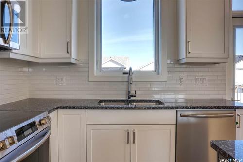 608 Weir Crescent, Warman, SK - Indoor Photo Showing Kitchen With Double Sink With Upgraded Kitchen