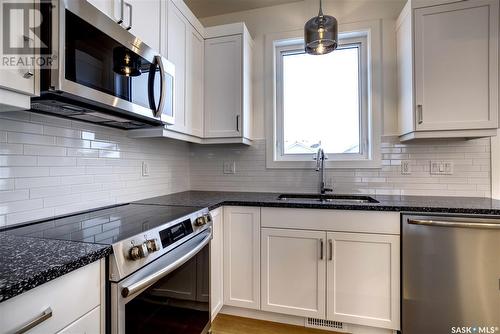 608 Weir Crescent, Warman, SK - Indoor Photo Showing Kitchen With Stainless Steel Kitchen With Double Sink With Upgraded Kitchen