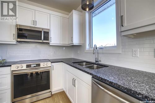 608 Weir Crescent, Warman, SK - Indoor Photo Showing Kitchen With Stainless Steel Kitchen With Double Sink With Upgraded Kitchen