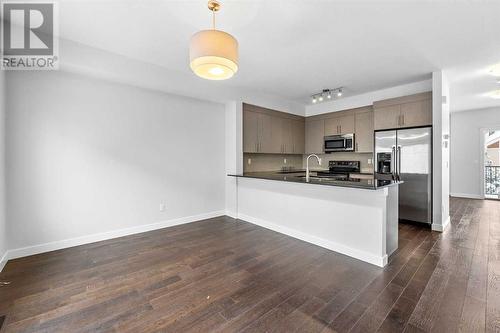 52 West Caoch Manor Sw, Calgary, AB - Indoor Photo Showing Kitchen