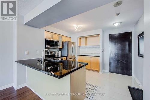 606 - 410 Queens Quay, Toronto, ON - Indoor Photo Showing Kitchen