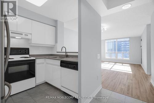 817 - 942 Yonge Street, Toronto, ON - Indoor Photo Showing Kitchen