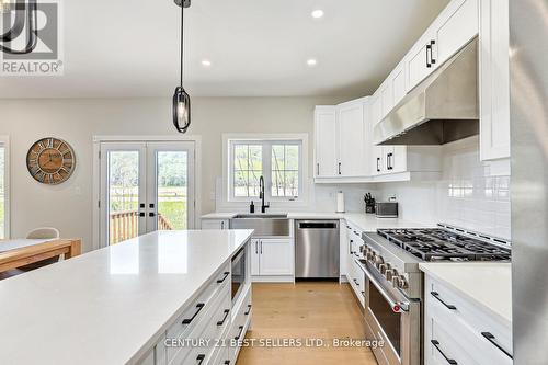 168 Courtland Street, Blue Mountains, ON - Indoor Photo Showing Kitchen With Upgraded Kitchen