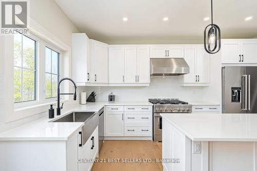 168 Courtland Street, Blue Mountains, ON - Indoor Photo Showing Kitchen With Upgraded Kitchen