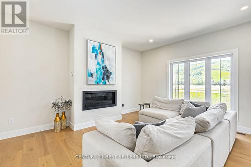 168 Courtland Street, Blue Mountains, ON - Indoor Photo Showing Living Room With Fireplace