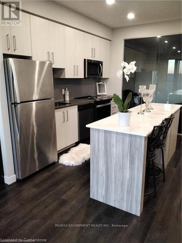 2304 - 15 Queen Street S, Hamilton, ON - Indoor Photo Showing Kitchen