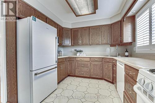 1262 Hastings Drive, London, ON - Indoor Photo Showing Kitchen