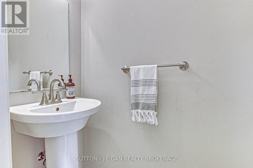 1262 Hastings Drive, London, ON - Indoor Photo Showing Bathroom