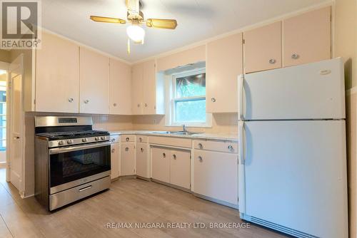 6141 Main Street, Niagara Falls (216 - Dorchester), ON - Indoor Photo Showing Kitchen With Double Sink