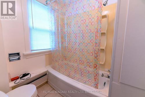 6141 Main Street, Niagara Falls (216 - Dorchester), ON - Indoor Photo Showing Bathroom