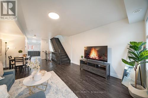 33 Christabelle Path N, Oshawa, ON - Indoor Photo Showing Living Room