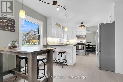 6657 Bluebird Street, Ottawa, ON - Indoor Photo Showing Kitchen With Upgraded Kitchen