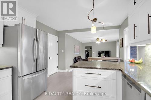 6657 Bluebird Street, Ottawa, ON - Indoor Photo Showing Kitchen