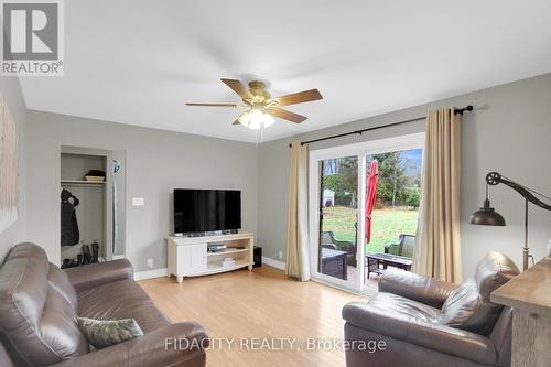 6657 Bluebird Street, Ottawa, ON - Indoor Photo Showing Living Room