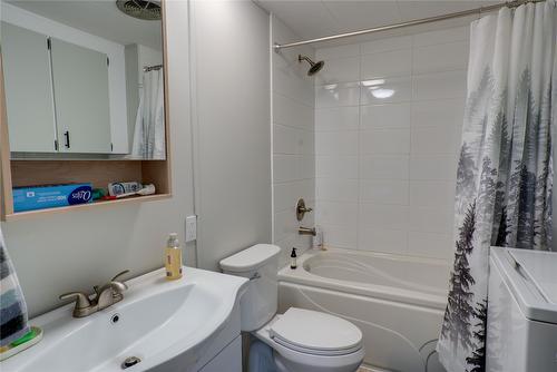 2544 Willow Park Road, Vernon, BC - Indoor Photo Showing Bathroom