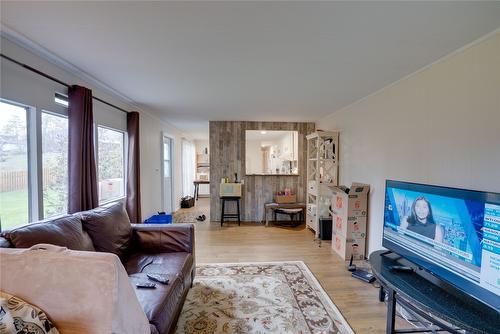 2544 Willow Park Road, Vernon, BC - Indoor Photo Showing Living Room