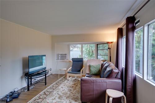 2544 Willow Park Road, Vernon, BC - Indoor Photo Showing Living Room