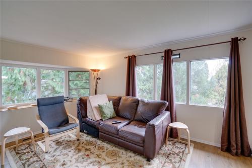 2544 Willow Park Road, Vernon, BC - Indoor Photo Showing Living Room