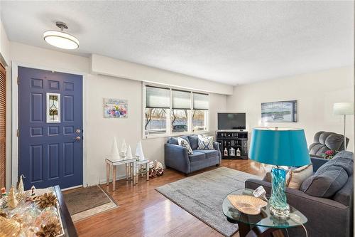 1689 Selkirk Avenue, Winnipeg, MB - Indoor Photo Showing Living Room