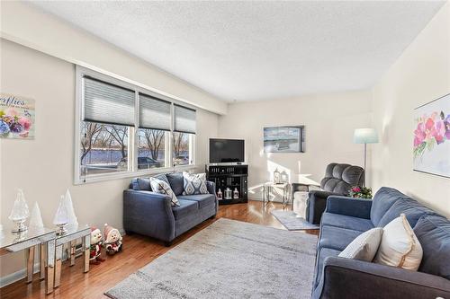 1689 Selkirk Avenue, Winnipeg, MB - Indoor Photo Showing Living Room